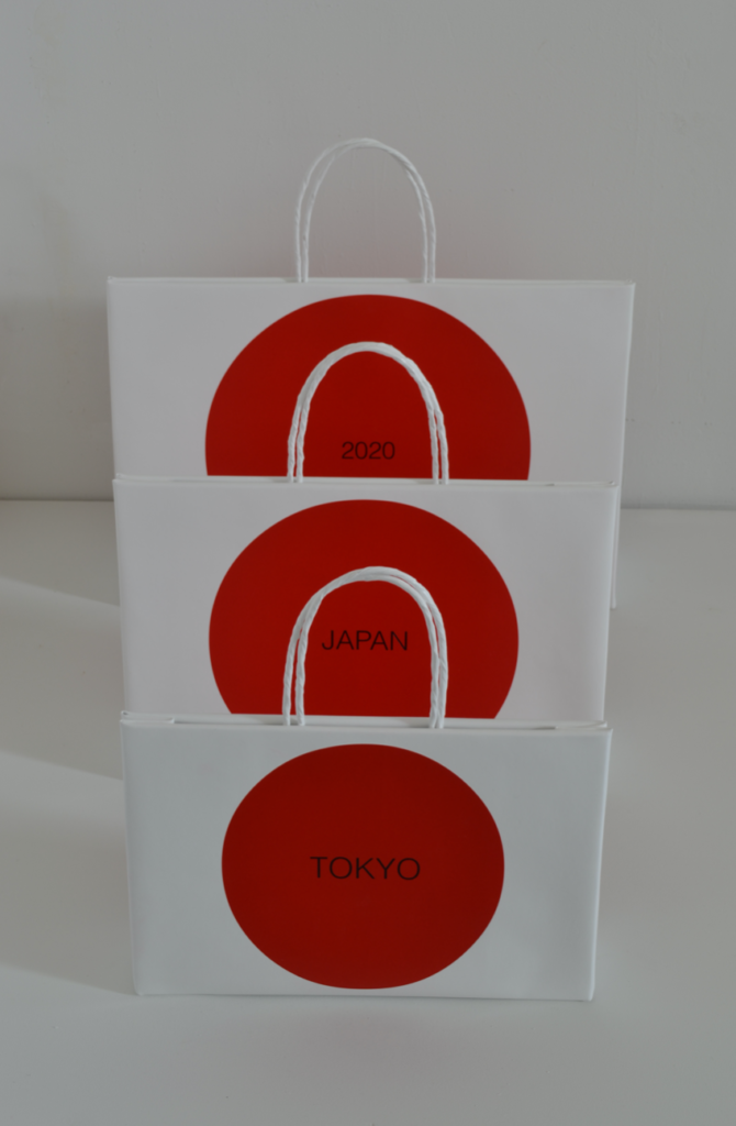 記念 (東京オリンピック2020) TOKYO 30.8 x 46.8 x 11.4 cm、 JAPAN 37.5 x 56 x 14.3 cm、 2020 45 x 67.8 x 16.4 cm、 キャンバスに油彩、アルキド樹脂、アクリル絵具、モデリングペースト